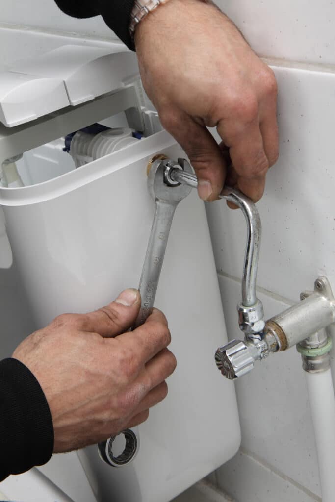 plombier serrant alimentation chasse d'eau